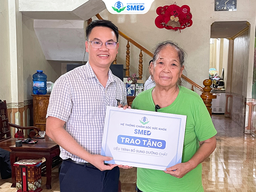 Bác sĩ SMED trao quà cho bệnh nhân trong hành trình "Khớp nối yêu thương"