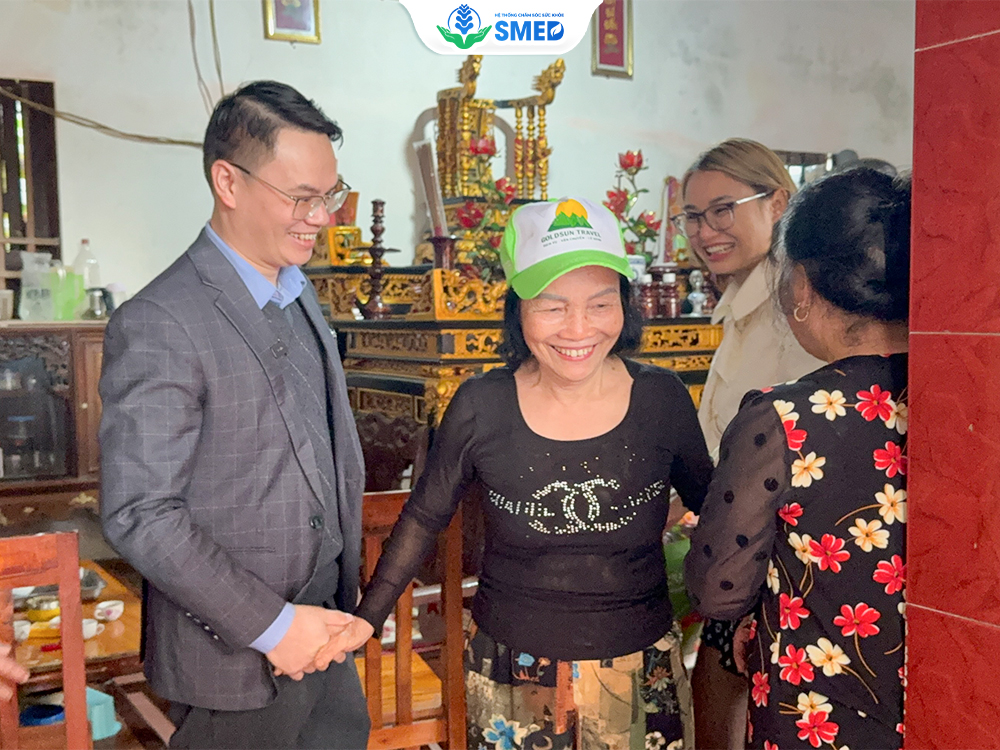 Cô Gái và bác sĩ SMED vui mừng khi đã chiến thắng căn bệnh thoát vị đĩa đệm 