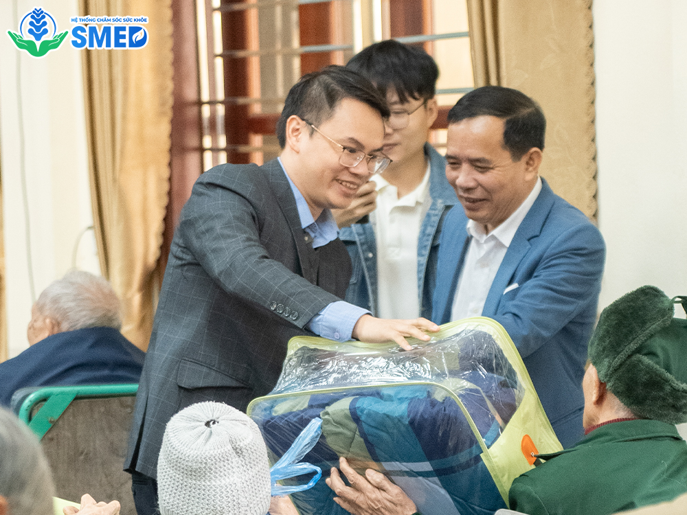 Đại diện SMED trao tận tay chút tấm lòng của chúng tôi đến các bác thương binh 